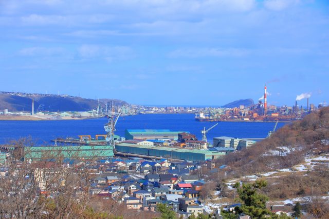 室蘭市内から望む白鳥湾