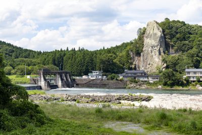 栃木県塩谷町にある佐貫石仏と周辺の町並み